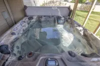 Home w/Hot Tub -Spacious, Quiet Neighborhood Near des Moines, IA.