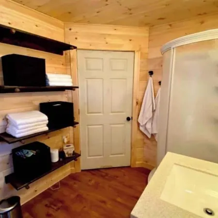 Cabin Close to Town, Private Beach, Parking & Hot Tub Отели в г. Уэбб