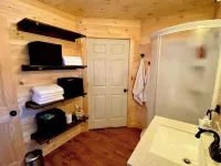 Cabin Close to Town, Private Beach, Parking & Hot Tub