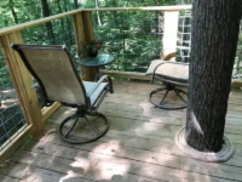 Secluded treehouse with indoor fireplace Hotels in Union County