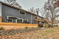 Lakefront Rogers Getaway w/ Hot Tub & Deck! - Pysäköinti