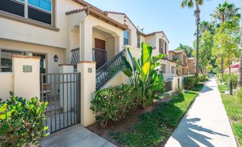 Private Entry Suite w Patio Bath Kitchenette