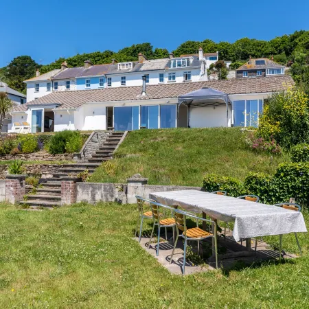 Chic Coastal Retreat in Downderry with Sea Views