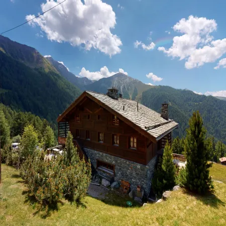 Apartment on ski slopes of Prarion