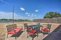 Home in Historic Waxahachie w/ Yard & Patio! - ที่มีที่จอดรถ