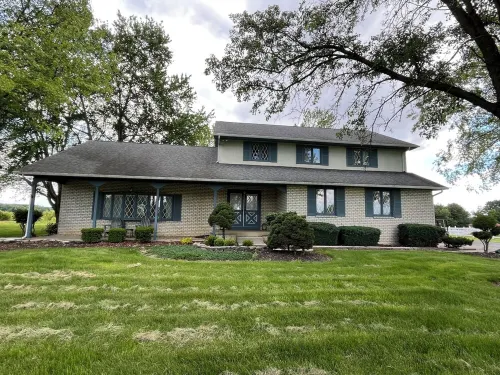 Spacious 5-bed farmhouse w/Pool Table, Table Tennis Close to Columbus Zoo