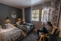 Isokenkäisten Klubi - Wilderness Lodge