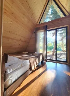 Cabin in the forest, near to ski lift, provide breakfast and dinner