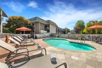 Best Western Plus Burnaby Hotel - Pools