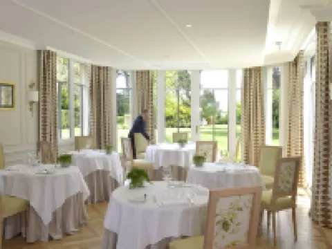 シャトー ラ シュヌヴィエール コムのホテル