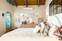 Private Oceanfront Home, Sleeps 10, Fire Pit, Minutes to Kailua, Backyard Beach