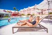 Comfort Suites Paradise Island - Pool