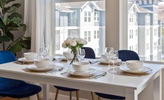 Chic Apt w Jacuzzi Pool BBQ Mountain Views