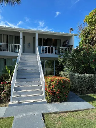 Seven Mile Beach, Cayman Grand 32, 2 bd/2bth condo w/pool at Island Pine Villas Отели рядом с достопримечательностью «Clock Tower»