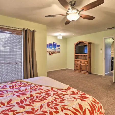 Granbury Getaway w/ Lake Views: 2 Mi to Downtown!