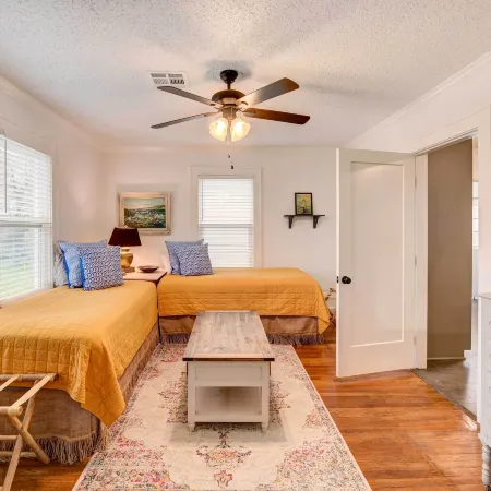 2 Mi to Magnolia Mkt: Cozy Retreat w/ Shared Yard