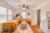 2 Mi to Magnolia Mkt: Cozy Retreat w/ Shared Yard - Homestays