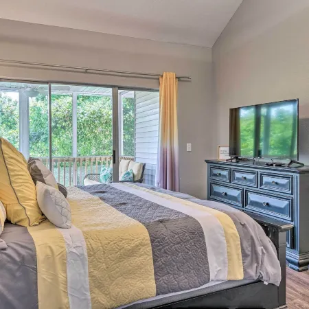 Unwind Fireside! Condo 4 Mi to Branson Strip
