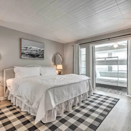 Sunny Destin Condo w/ Pool & Beach Access!