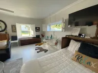 Closest studio to Vanderbilt Bch, lovely remodel, yard, has everything & extras! Hotels in Naples Park