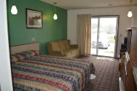Edgetowner Motel - parking