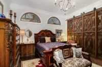 Fully Stocked Kitchen and Walkable to Downtown - Charming Cozy Cottage