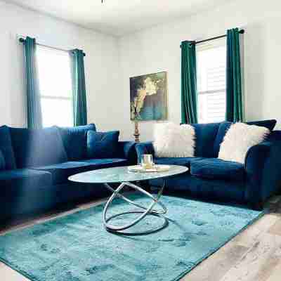 Charming & Centrally Located 1 Bedroom Apt / King Bed Others
