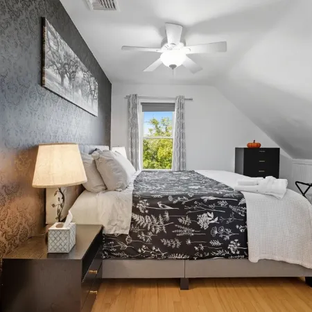 ★Downtown Condo~Steps from the Water & Common★