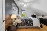 ★Downtown Condo~Steps from the Water & Common★ - 2 estrellas