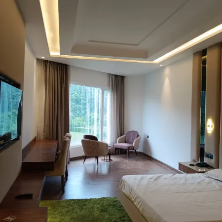 Hotel Maharaja Crest