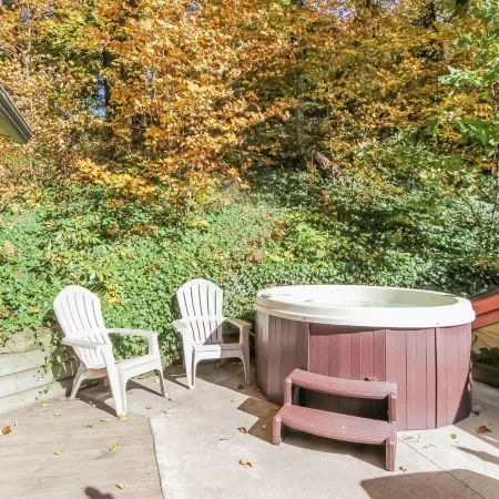 The Oriole Hot Tub Walk or Bike to Saugatuck