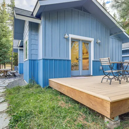 2 Mi to Payette Lake: Charming Cottage w/ Hot Tub!