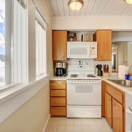 Cozy Condo Near Golf, 7 Mi to Big Sky Resort!