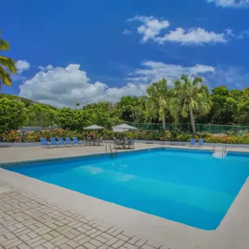 Wow! 3 Br! Remodeled Waterfront Unit, Sapphire Beach, Ocean View, Private Patio โรงแรมใกล้Lindquist Beach