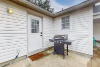 Dog-Friendly Yard! Retreat 11 Mi to Destin & Beach