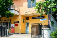 RedDoorz Syariah Near Grand Galaxy Park