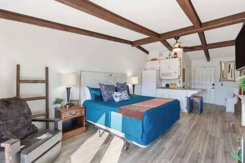 Driftwood Den Condo for 2 - Apartments