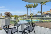 The Palms Apartments - Pools