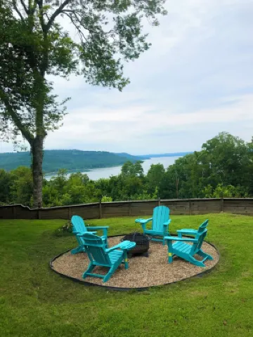 Charming Lakehouse overlooking Greers Ferry Lake