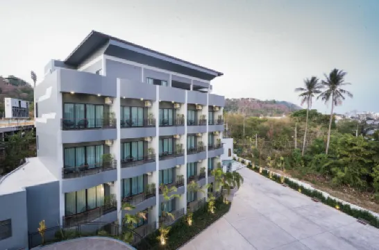 リトル ロフト ホテル セントラル フェスティバル プーケット周辺のホテル