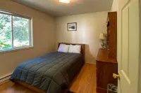 Private 2-Acre Retreat w/ Mtn Views, Walk to River - 3 étoiles