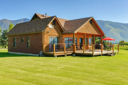 Lakefront Henrys Lake Cabin: w/ Mtn & Lake Views! - Jacuzzi