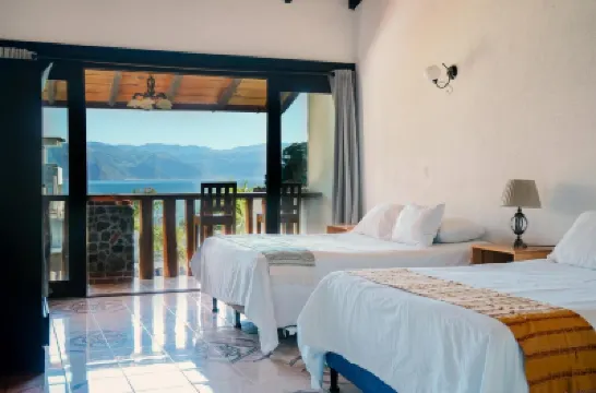 Tropical Oasis with Jacuzzi - Lush Garden and Lake View 酒店