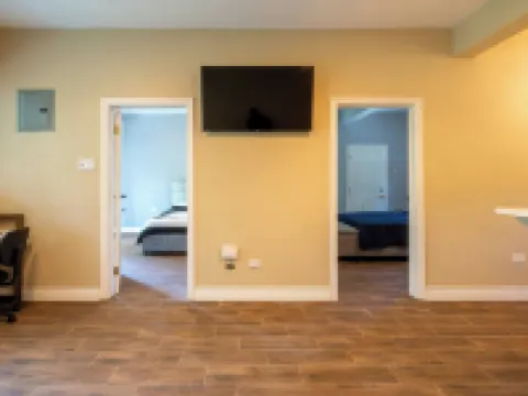 Modern Home 10minstobeach, Private Cliff, AC Wifi Hotels in West End