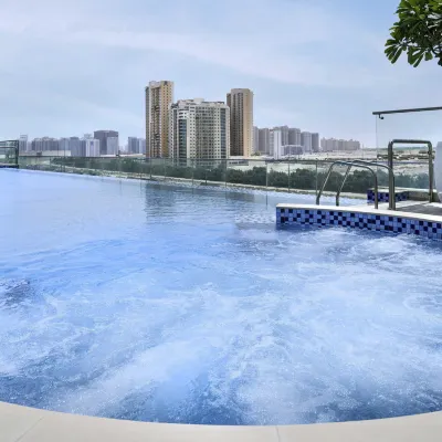 Mövenpick Hotel Jumeirah Village Triangle Отели рядом с достопримечательностью «Дискавери-Гарденс»