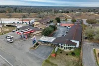 Cannon Inn by Capital O Gonzales TX - parking
