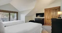 Cozy Mountain 4-Bedroom Retreat in Arrowhead Village 4 Townhouse by RedAwning - balcony