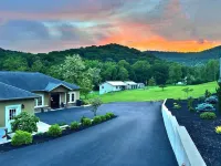 Hot Tub + Mtn Views • 6Br 3BA • ~15 Min to Psu
