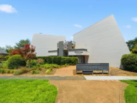 Spacious Bright Apartment With Courtyard and BBQ Hotels in Griffith