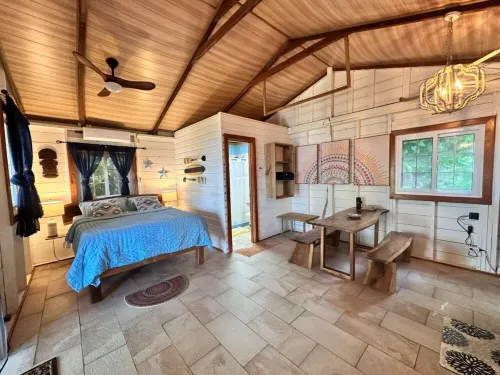 REEF HOUSE: Waterfront, Caribbean Paradise Jungle Cabin in Bastimentos w/ AC
